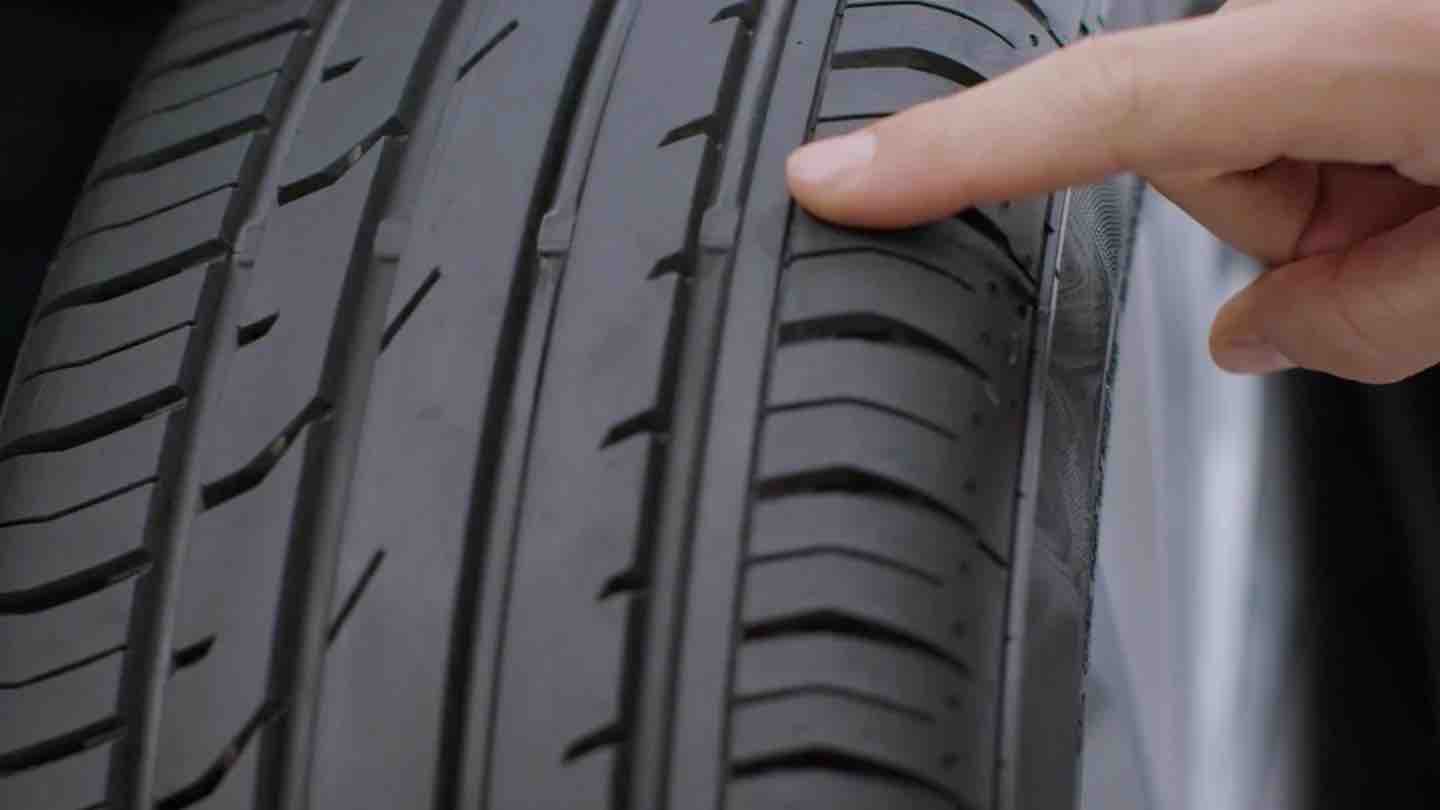 Neumáticos presión Revisión básica vehículo si sales de viaje noticias autoescuela Huelva